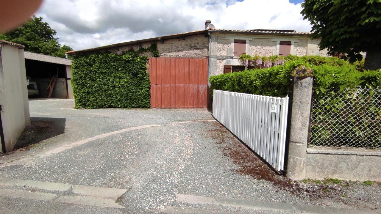 Chambre, grand salon et billard Lägenhet Nercillac Exteriör bild